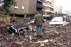Bei schweren Unwettern auf den spanischen Ferieninseln Teneriffa und Mallorca sind an Ostern mindestens sieben Menschen ums Leben gekommen, darunter ein Deutscher. Am schlimmsten traf es die Kanaren-Insel Teneriffa, die am Sonntag die heftigsten Regenfälle seit mehr als 30 Jahren erlebte. Die Überschwemmungen kosteten fünf Menschen das Leben, die Behörden schlossen weitere Todesopfer nicht aus.
