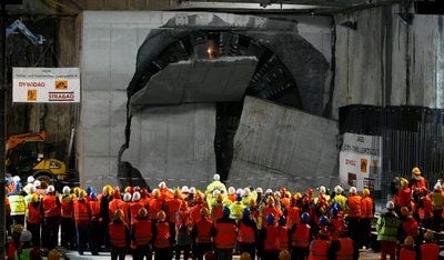 Arbeiter und Schaulustige beobachten am 31.10.08 in Leipzig, wie der Bohrkopf der Tunnelbohrmaschine für den Leipziger City-Tunnel eine Betonwand unter dem Hauptbahnhof durchbricht. (FOTO: DDP)