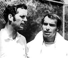 Wilhelm Bungert (l) und Christian Kuhnke in Cleveland/Ohio (Archivfoto vom 25.08.1970). Das Tennis-Duo versuchte Ende August des Jahres 1970 den Davispokal nach Deutschland zu holen. Das ging schief: Mit 0:5 unterlagen sie dem Titelverteidiger USA. Im April 2004 feiern beide 65. Geburtstag. (Foto: dpa)