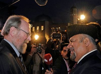 Bundestagsvizepräsident Wolfgang Thierse (SPD, l.) wird in Berlin vor der Khadija-Moschee vom Imam der Moschee, Abdul Basit Tariq, begrüßt. (Foto: ddp)