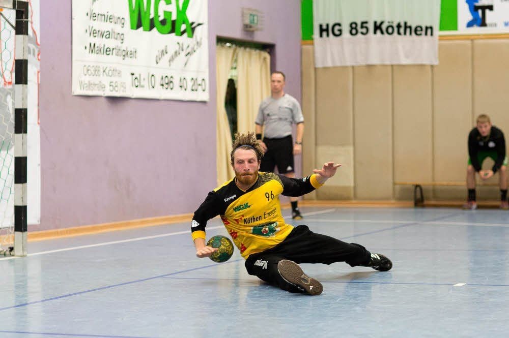 Die Glanztat in drei Bildern: Sebastian Loske hält der HG 85 Köthen beim Saisonauftakt in der Mitteldeutschen Oberliga zwei Punkte fest.