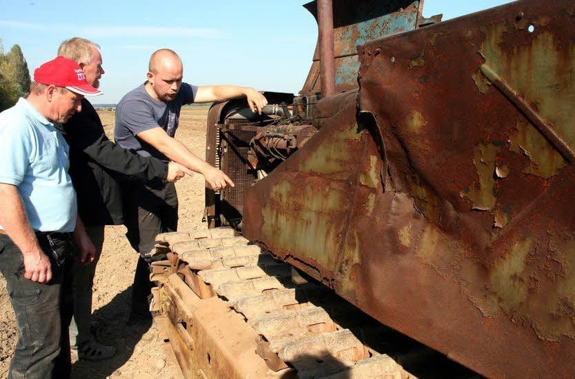 Roland Mölbitz (links) weiß: „So eine Raupe hatte früher fast jede LPG in der Elbaue. Aus Welsau bei Torgau sind Frank Kirschner und Bert Kirschner mit dem vier Tonnen schweren Oldtimer angereist. Das Ungetüm wurde auf einer Lkw-Ladefläche transportiert.