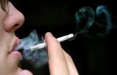 Ein Mann raucht am Mittwoch (03.08.2005) in Hamburg eine selbstgedrehte Zigarette. Ab September 2005 werden die Zigaretten in Deutschland nochmals teurer. Für die Verbraucher ist die Schmerzgrenze erreicht, der Schmuggel blüht und immer mehr Raucher steigen auf selbstgedrehte Zigaretten um. (Foto: dpa)