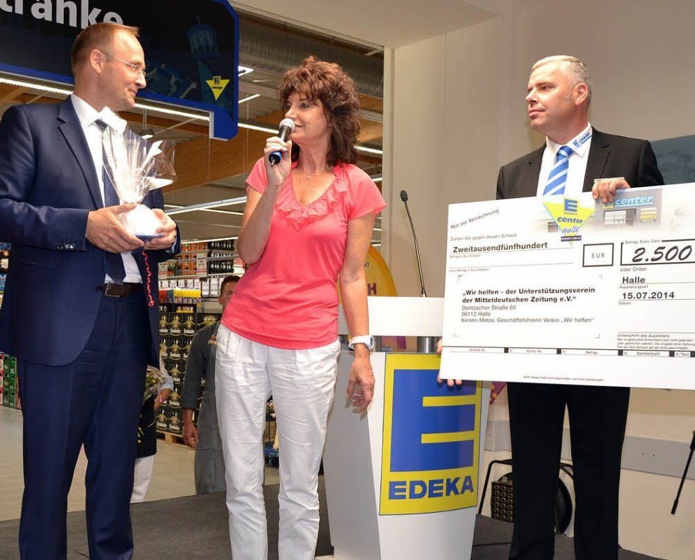 „Wir-helfen“-Geschäftsführerin Kerstin Metze bedankt sich bei Mark Rosenkranz, Sprecher der Edeka-Geschäftsführung (links), und Marktleiter Axel Meyer für die Spende und spricht über die Arbeit des Vereins.