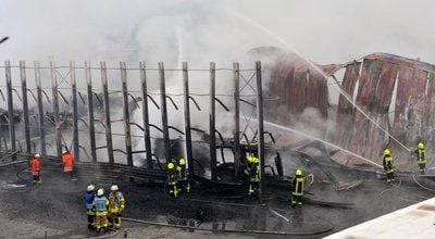 Feuerwehrmänner löschen einen Großbrand in einem holzverarbeitenden Betrieb in Tuttlingen. (FOTO: DPA)