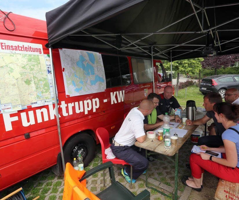 Bei der Einsatzleitung werden die Details und Maßnahmen abgestimmt.