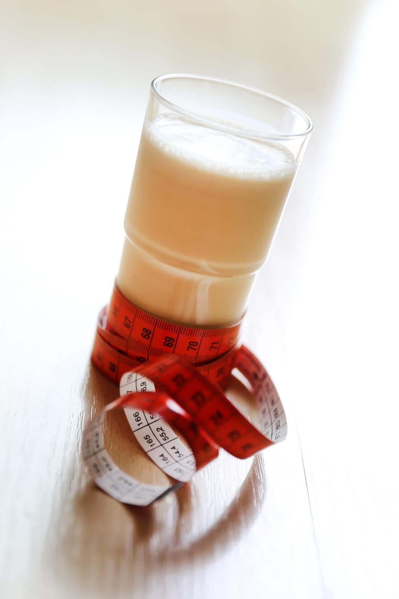 Mit Diätdrinks ist eine Gewichtsabnahme von bis zu zwei Kilogramm pro Woche möglich. Doch sie eigenen sich nicht für jeden.