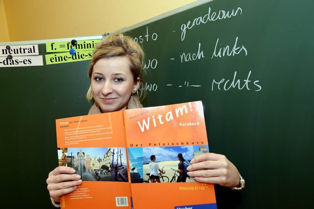 Mit Buch, Tafel und Kopien: Die 17-jährige Patrycja Smigielska lehrt an der Volkshochschule Polnisch.