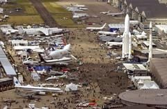 Das Archivbild zeigt den Blick von oben auf das Gelände des 44. Internationalen Luft- und Raumfahrt-Salons in Le Bourget bei Paris 17.06.2001. Die Luftfahrtschau gilt als die weltweit bedeutendste Messe ihrer Art. Alle zwei Jahre gibt sich Branche auf der Leistungsschau ein Stelldichein. Die Ursprünge gehen auf eine von den Franzosen Robert Esnault-Pelteri und Andre Granet organisierte Ausstellung am 25. September 1909 im Pariser Grand Palais zurück. Die Messe vom 15. bis zum 22. Juni 2003 wird vom Krisenmanagement gekennzeichnet sein, nachdem die Branche von einer Turbulenz nach der anderen getroffen wird. (Foto: dpa)