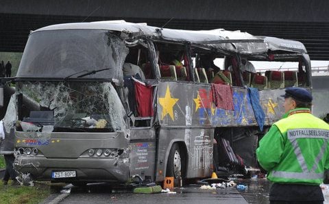 Die Reisegruppe aus Polen war auf der Rückfahrt von einem Spanienurlaub, als der Bus mit 49 Insassen am Schönefelder Kreuz in Brandenburg verunglückte, als er mit einem Auto zusammenstieß. (FOTO: DPA)