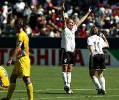 Nia Künzer hat das Golden Goal in der 98. Minute geschossen. (Foto: dpa)