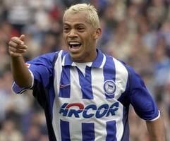 Der Herthaner Marcelinho jubelt am Samstag (26.04.2003) im Berliner Olympiastadion, nachdem er mit einem Freistoß das 2:0 erzielte. (Foto: dpa)