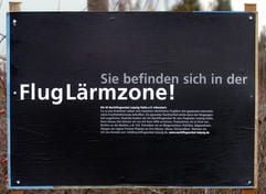 Eine Tafel mit der Aufschrift «Sie befinden sich in der Fluglärmzone!» des Vereins «IG Nachtflugverbot Leipzig/Halle e.V.», aufgenommen im Leipziger Ortsteil Hohenheida. (Foto: dpa)