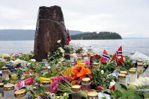 Kerzen und Blumen liegen am Ufer gegenüber der Insel Utoya Islandbei Oslo. (FOTO: ARCHIV/DPA)