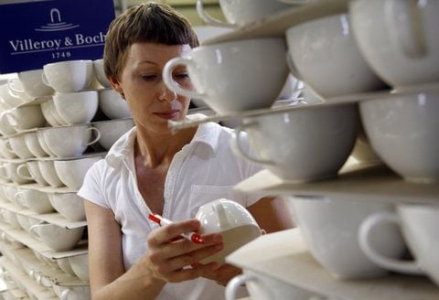 Fertigung von Geschirr im Werk in Luxemburg des Keramik-Herstellers Villeroy & Boch. (ARCHIVFOTO: DPA)