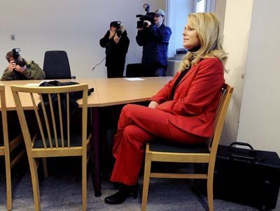 Die ehemalige «Tagesschau»-Sprecherin Eva Herman sitzt am 06.02.2009 im Sitzungssaal des Landesarbeitsgerichts in Hamburg. (FOTO: DPA)