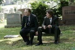 Andy (l, Philip Seymour Hoffman) und sein Bruder Hank (Ethan Hawke) sitzen in einer Szene des Films «Tödliche Entscheidung» auf eine Bank. (Foto: dpa)
