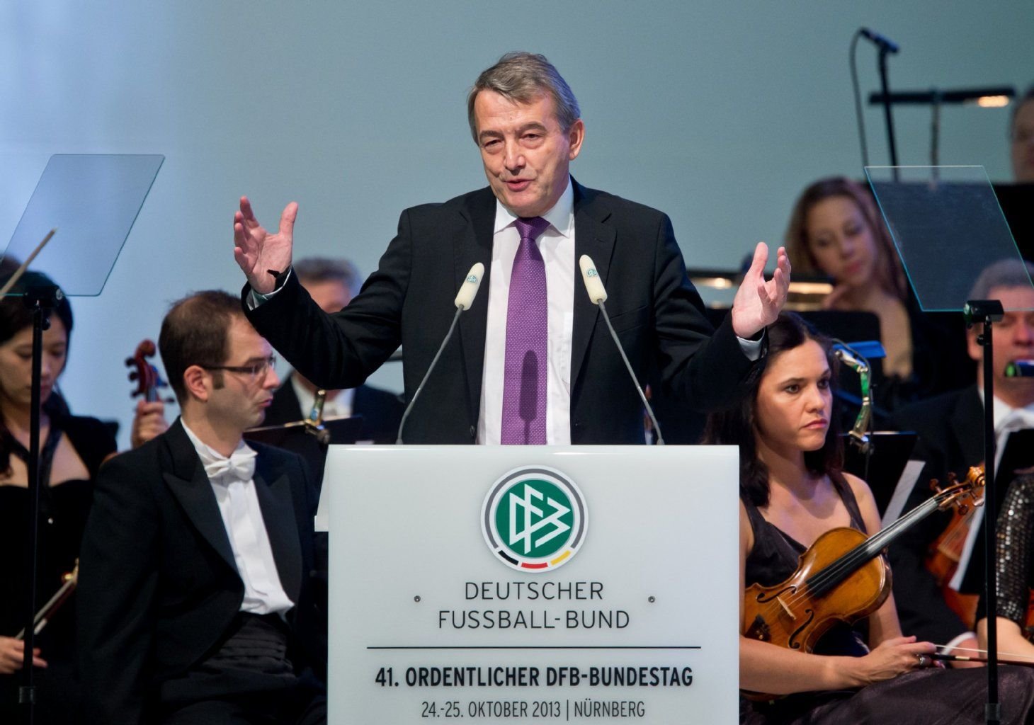 DFB-Präsident Wolfgang Niersbach gab bei der Eröffnung des DFB-Bundestages am Donnerstag in Nürnberg bekannt, dass sich der Deutsche Fußball-Bund um die Ausrichtung der Fußball-EM 2024 bewirbt .