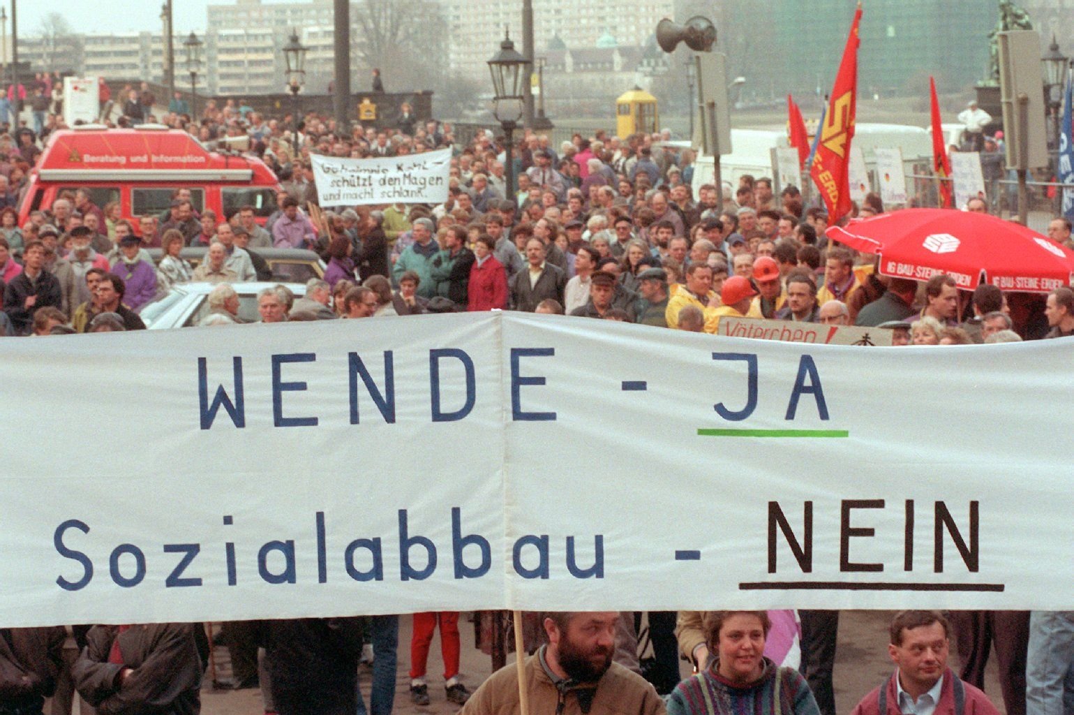 Rund 40 Prozent der Arbeitsplätze gingen nach der Wende verloren. Dagegen protstierten 1993 mehrere tausend Menschen auf einer DGB-Demo in Dresden.