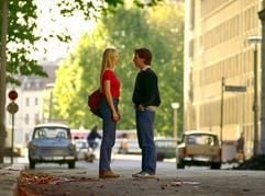 Britta (Susanne Bormann) und Helmut (Fabian Busch) unterhalten sich im neuen Kinofilm "Liegen lernen" (Szenenfoto) auf einer Straße in Berlin. Helmut ist Anfang 30, seine Freundin Tina ist schwanger, sie macht Schluss und er versteht die Welt nicht mehr. Er sucht den Grund in der Vergangenheit und lässt seine Beziehungen Revue passieren. Dabei stößt er immer wieder auf eine alte Liebe: Britta. Helmut spürt, dass er sich noch einmal mit Britta treffen muss, bevor er Tina zurück gewinnen kann. Start der romantischen Komödie von Hendrik Handloegten ist der 04.09.2003. (Foto: dpa)