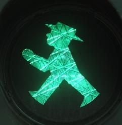 Noch im alten DDR-Design, mit Hut und laufend, zeigt dieses grüne Ampelmännchen an einer Berliner Kreuzung «Freie Straßenüberquerung für Fußgänger» an. (Foto: dpa)