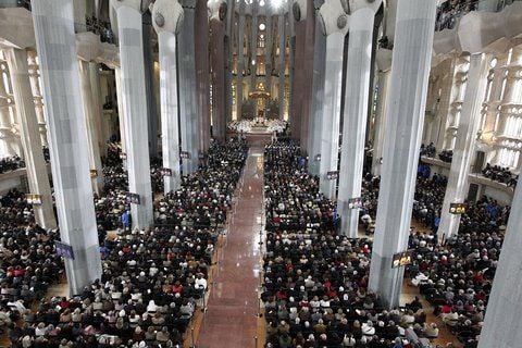 Blick in die Kirche Sagrada Familia in Barcelona, die Papst Benedikt XVI. am Sonntag geweiht hat. An der Kirche wird seit dem 19. März 1882 gebaut. vor allem an den zahlreichen Türmen der Kirche, deren größter 170 Meter hoch werden soll. (FOTO: DPA)