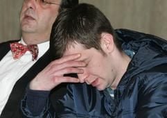 Mario G., 24-jähriger Angeklagter im Mordfall Susanne Erbe, hält am Montag (03.01.2005) zum Prozessauftakt im Landgericht in Mannheim eine Hand an seinen Kopf. (Foto: dpa)