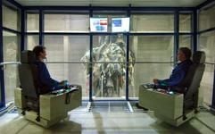 Im Kranstand der nach Firmenangaben neuesten Müllverbrennungsanlage Europas in Leuna steuern zwei Mitarbeiter die Beschickung des Brennraums mit Müll, aufgenommen am Montag (10.10.2005). (Foto: dpa)