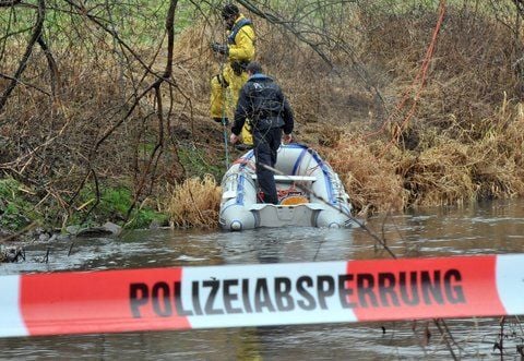 Einsatzkräfte der Polizei suchen auf einem Nebenarm der Mulde bei Eilenburg nach einer Wasserleiche. (FOTO: DPA)