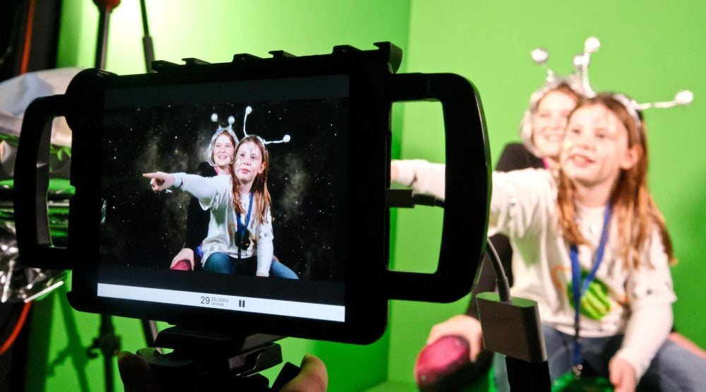 Auf einem Flug ins All: Johanna (vorn) und Hannah sind von der Greenbox, die eine Reise ins Universum simuliert, begeistert. Das technische „Spielzeug“ war nur einer von vielen Stationen beim traditionellen Thalia-Fasching.