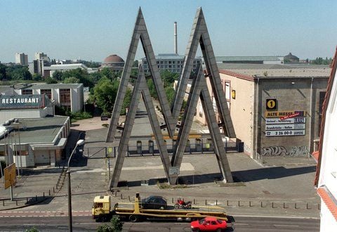 Blick auf den Eingang zum alten Leipziger Messegelände mit dem Doppel-M an der Prager Straße am 19.07.1999. (FOTO: DPA)