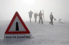 Eine Wandergruppe geht über die verschneite Kuppe auf dem Brocken im Harz. Derzeit liegen auf dem Gipfel rund 2,90 Meter Schnee. (Foto: dpa)