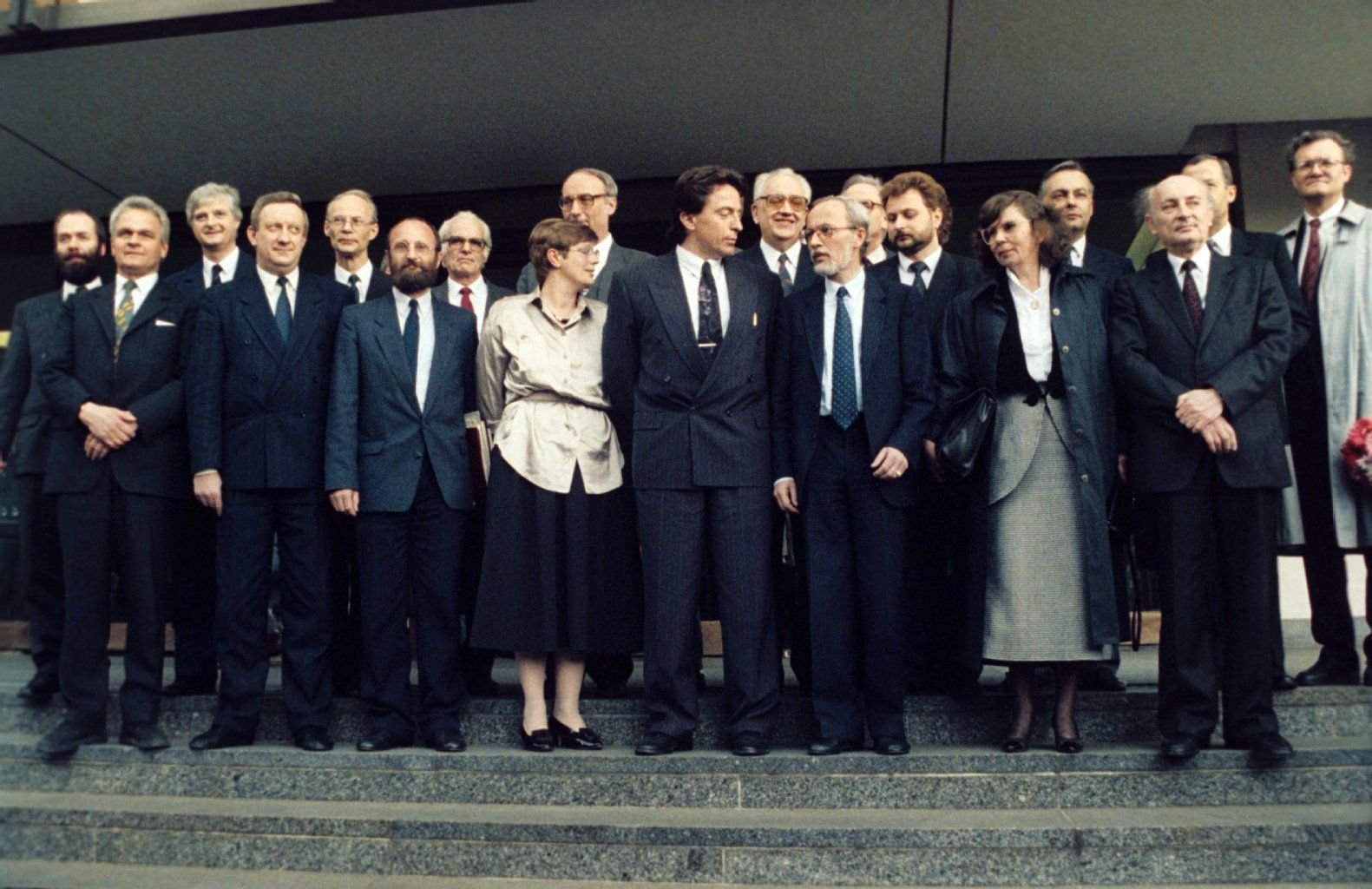 Das Kabinett von Ministerpräsident Lothar de Maiziere am 12. April 1990 in Ost-Berlin (l-r): Markus Meckel (Auswärtige Angelegenheiten), Frank Terpe (Forschung), Jürgen Kleditzsch (Gesundheit), Manfred Preiß (Regional- und Kommunalfragen), Hans-Joachim Meyer (Bildung/Wissenschaft), Herbert Schirmer (Kultur), Peter Pollack (Landwirtschaft und Ernährung), Sybille Reider (Handel), Gottfried Müller (hinter Reider, Medien), Peter-Michael Diestel (Stellvertretender Ministerpräsident), Kurt Wünsche (Justiz) Lothar de Maiziere (Ministerpräsident), verdeckt ?, Axel Viehweger (Bauwesen), Christa Schmidt (Frauen/Familie), Klaus Reichenbach (Minister im Amt des Ministerpräsidenten), Hans-Wilhelm Ebeling (Wirtschaftliche Zusammenarbeit), Verdeckt ?, Gerhard Pohl (Wirtschaft).