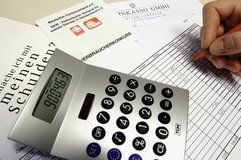Ein Taschenrechner, Broschüren und eine Gläubigerliste, aufgenommen in einer Schuldnerberatungsstelle der Caritas. (Foto: ddp)