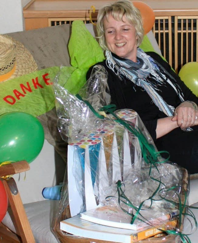 Birka Kranz ist sichtlich erfreut über ihr Überraschungsgeschenk vom Elternrat.