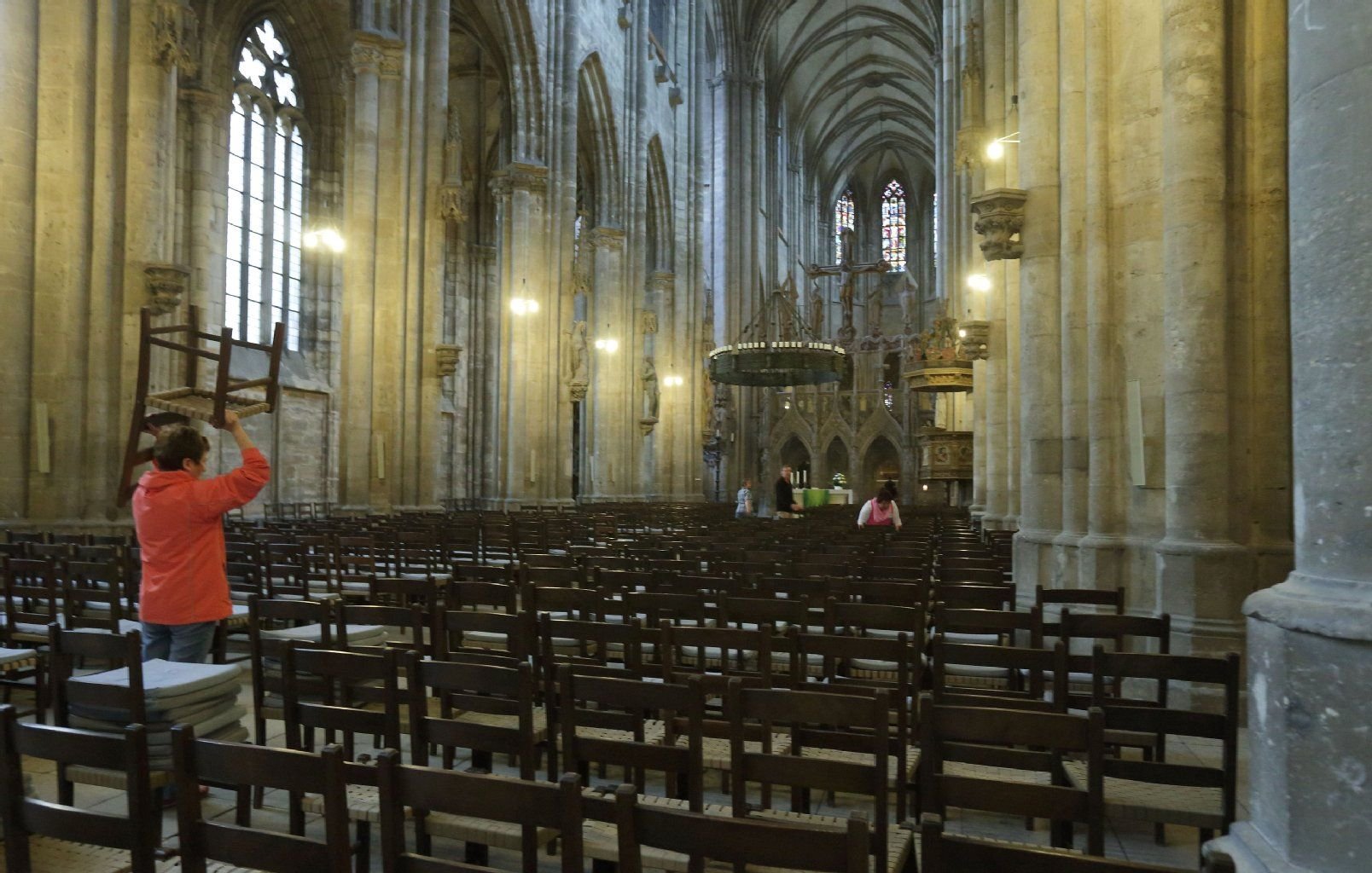 In Vorbereitung der 7. Halberstädter Nacht der Kirchen am 24.08.2013 wird die Bestuhlung aus dem Kirchenschiff geräumt.