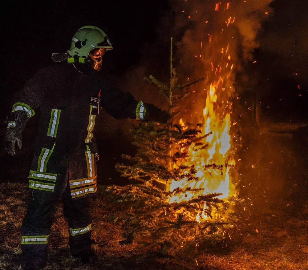 In vielen Orten hat sich das Verbrennen der Weihnachtsbäume zum ersten Treffpunkt im Jahr entwickelt.