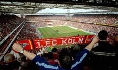 Ein Fan des 1. FC Köln hält beim Zweitligaspiel 1.FC Köln - Rot-Weiß Essen im RheinEnergie-Stadion in Köln seinen Schal in die Höhe (Archivfoto vom 20.03.2005). Das Stadion, das 2004 eröffnet wurde, bietet bei internationalen Spielen rund 46.00 Zuschauern Platz. Köln ist neben Dortmund und Gelsenkirchen nordrhein-westfälischer Austragungsort von Spielen der Fußball-Weltmeisterschaft 2006. (Foto: dpa)