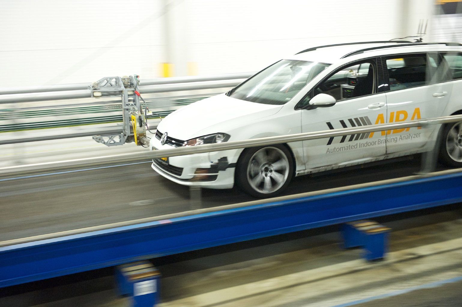 Auch der Reifenverschleiß kostet. Ein Zugsystem steuert ein Testfahrzeug zur Ermittlung der Bremseigenschaften der Reifen.