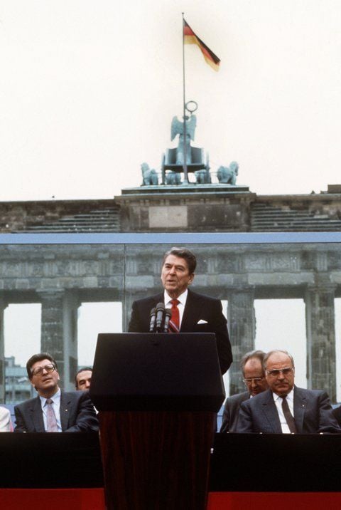 Der damalige US-Präsident Ronald Reagan (M) spricht während seiner Rede vor der Berliner Mauer am Brandenburger Tor in Berlin am 12.06.1987. (FOTO: DPA)
