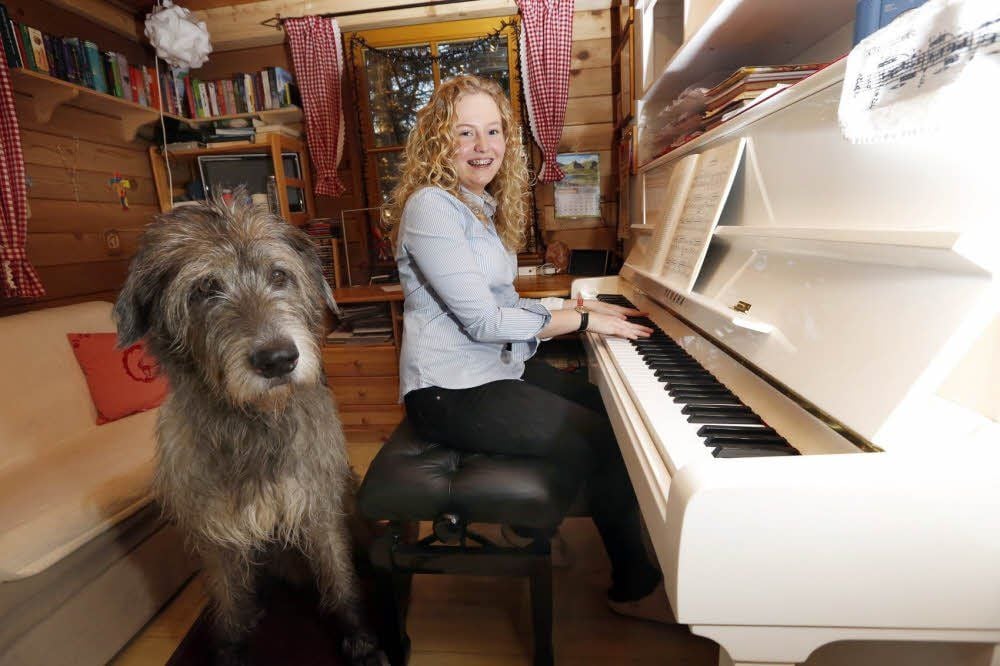 Vreni Scheiter an ihrem Lieblingsinstrument und einer ihrer treusten Fans: Ulix