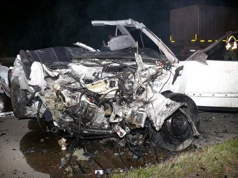 Das Wrack eines Fahrzeuges, in dem ein 17-jähriger Geisterfahrer getötet wurde, liegt in der Nacht zum Dienstag auf der Autobahn 7 Würzburg-Ulm (Unterfranken). (FOTO: DPA)