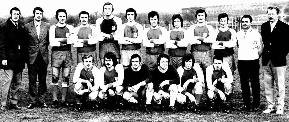 Teilnehmer der Oberliga-Aufstiegsrunde. Hinten von links: Dr.Tyrolf (Mannschaftsarzt), Peter Kohl (Trainer), Jürgen Hartmann, Kurt Just, Werner Weitze, Peter Eiteljörge, Gerd Bänisch, Harald Schramm, Wolfgang Bartusch. Dieter Stahl, Heinz Löblich (ML), Konrad Grzyb (Sektionsleiter). Von links kniend: Roland Seifert, Harry Kunze, Peter Kobelt, Günter Möhrstedt, Jürgen Töpfer, Bernd Pacholski. Es fehlen: Knut Stange, Helmut König, Siegfried Weigelt, Reiner Poser, Hans-Bernd Hädicke, Günter Karczmarczyk.