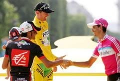 Oscar Pereiro, Floyd Landis und Andreas Kloeden auf dem Podium nach der letzten Etappe der Tour de France. (Foto: dpa)