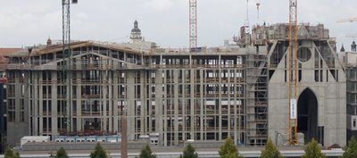 Blick auf den Rohbau des neuen Universitäts-Campus der Universität Leipzig am Leipziger Augustusplatz. Deutlich ist bereits die Struktur des Paulinums (r.) zu sehen, das an die 1968 auf Betreiben der DDR-Führung gesprengte Paulinerkirche der Universität erinnern soll. (Foto: dpa)