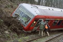 Ein Bundespolizist und ein Bahnbeamter schauen am Dienstag (13.02.2007) in der Nähe von Remscheid in einen entgleisten Zug. (Foto: dpa)