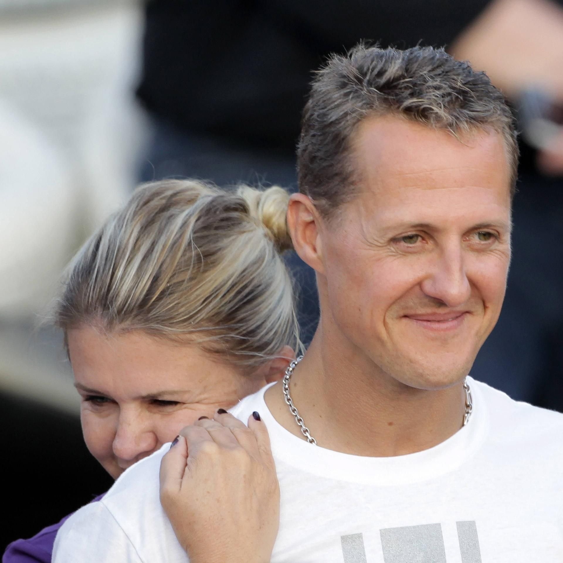 So wie hier vor Jahren in Kerpen behalten Corinna Schumacher und die Fans ihren Michael in Erinnerung. Am Mittwoch wurde die Rennlegende 49 Jahre alt.