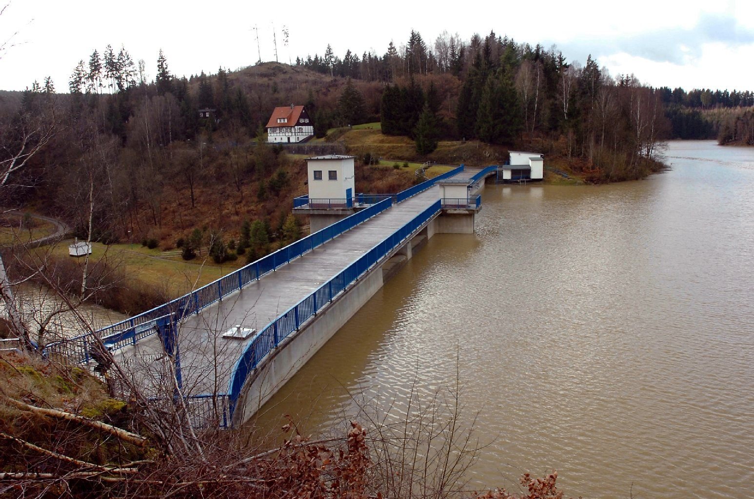Blick auf die Staumauer der Talsperre in Wippra.
