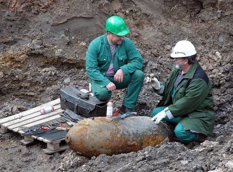 Sprengmeister entschärfen die Bombe. (Foto: Stedtler)