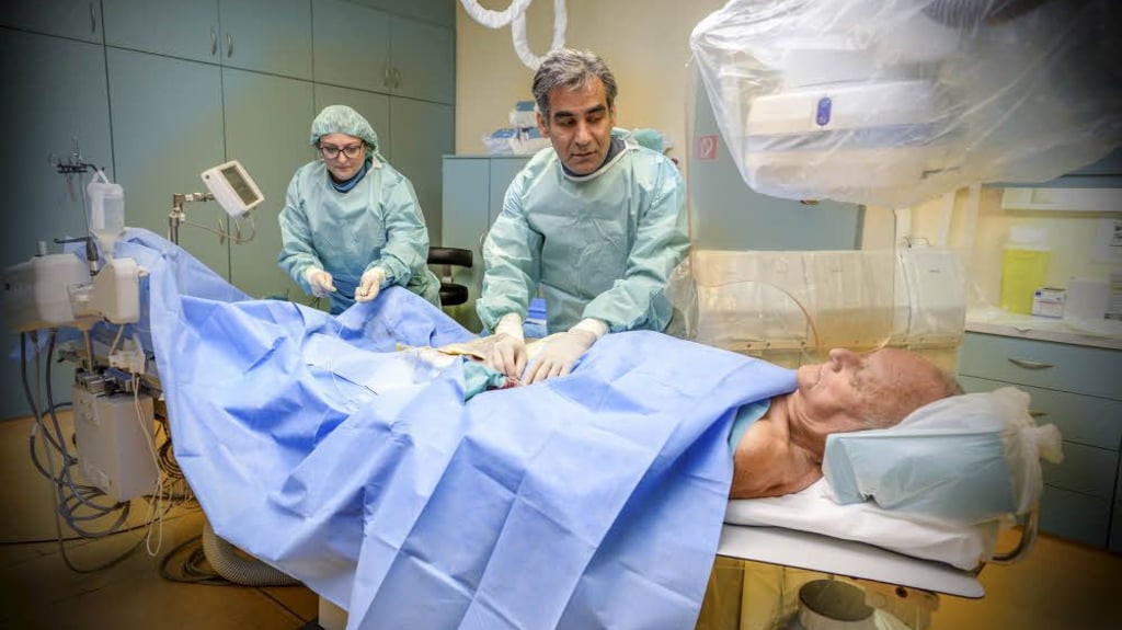 Oberarzt Dawood Wahidi&nbsp; versorgt einen Herzinfarkt-Patienten im Herzkatheterlabor. Ihm zur Seite steht Schwester Sandra.